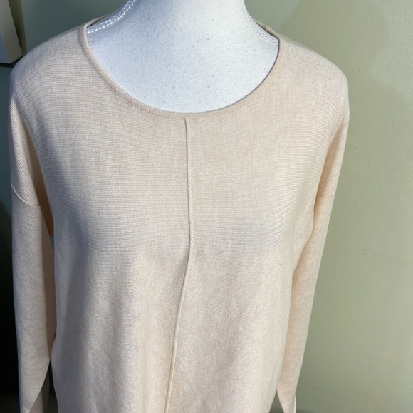 Kerisma Elegant Cream Mercerized wool blend lightweight high low sweater, M/L - Picture 16 of 17